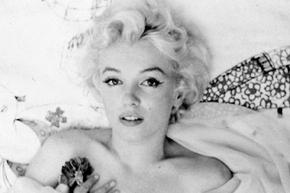 Эту фотографию Сесил Битон сделал 22 февраля 1956 года в Нью-Йорке. Монро считала ее лучшим своим портретом — в личных вещах актрисы нашли несколько десятков копий этого снимка.