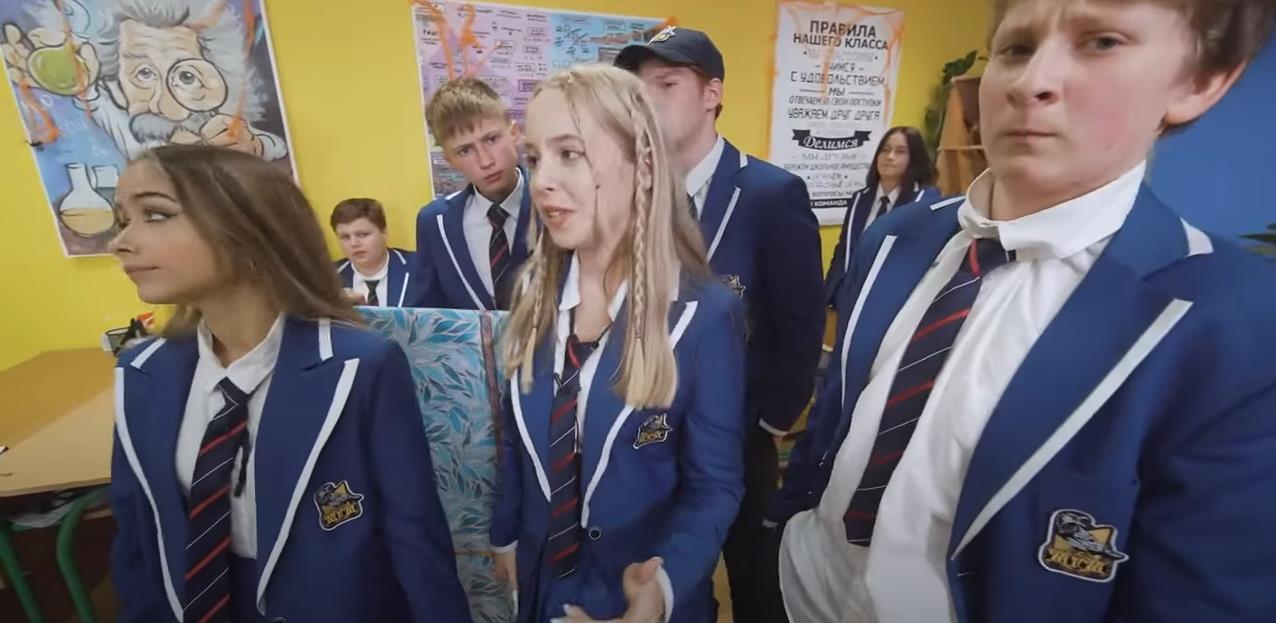 Скриншот из 14 серии ШГШ с Ксюшей в униформе. Скриншот из 14 серии ШГШ с Ксюшей в униформе.