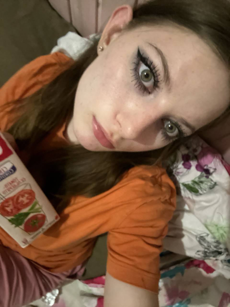 Селфи макияжа глаз крупным планом, но на самом деле Регина ВТФ просто пьёт томатный сок.