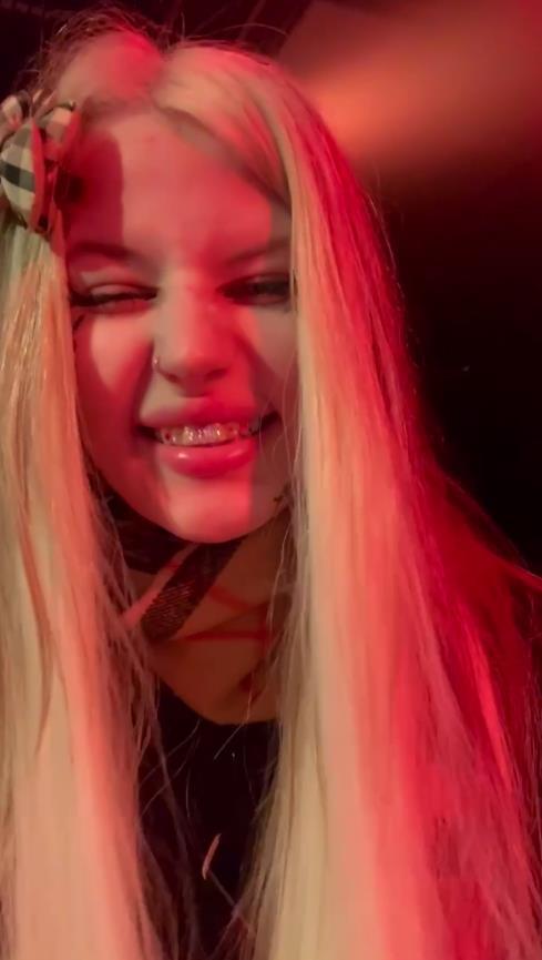 Смешная ксанни банни на фото с концерта. Смешная ксанни банни на фото с концерта.