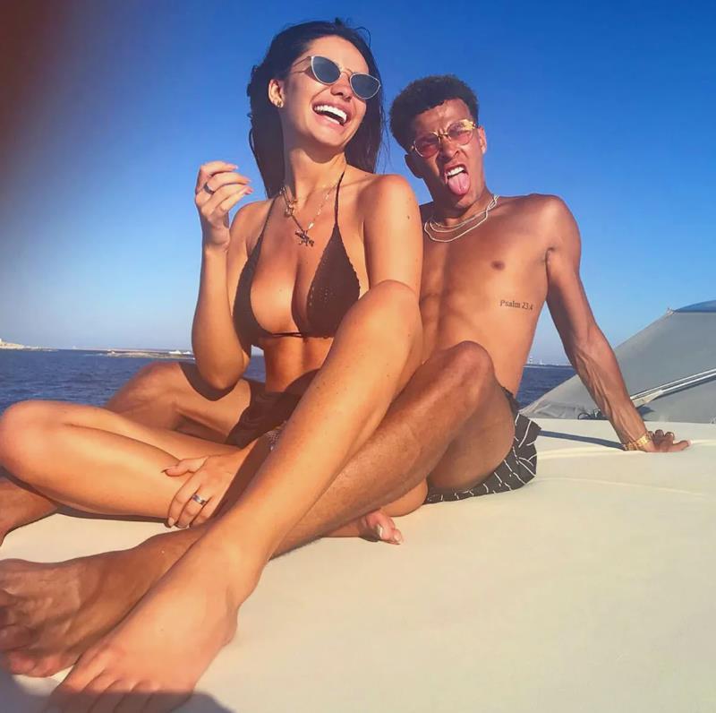 Откровенный пляжный снимок Деле Алли с Мэй в купальниках. Откровенный пляжный снимок Деле Алли с Мэй в купальниках.