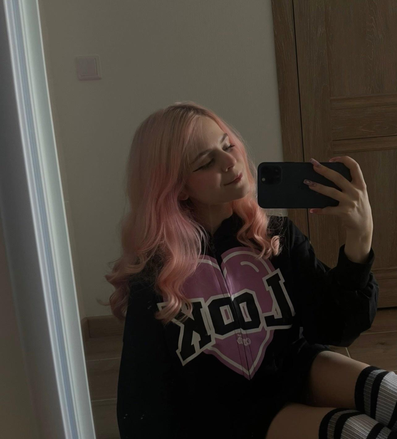 Наша любимая рубрика селфи от тик ток звёзд. Наша любимая рубрика селфи от тик ток звёзд.