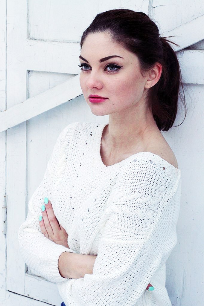 Стильная фотография в белом платье. Стильная фотография в белом платье.