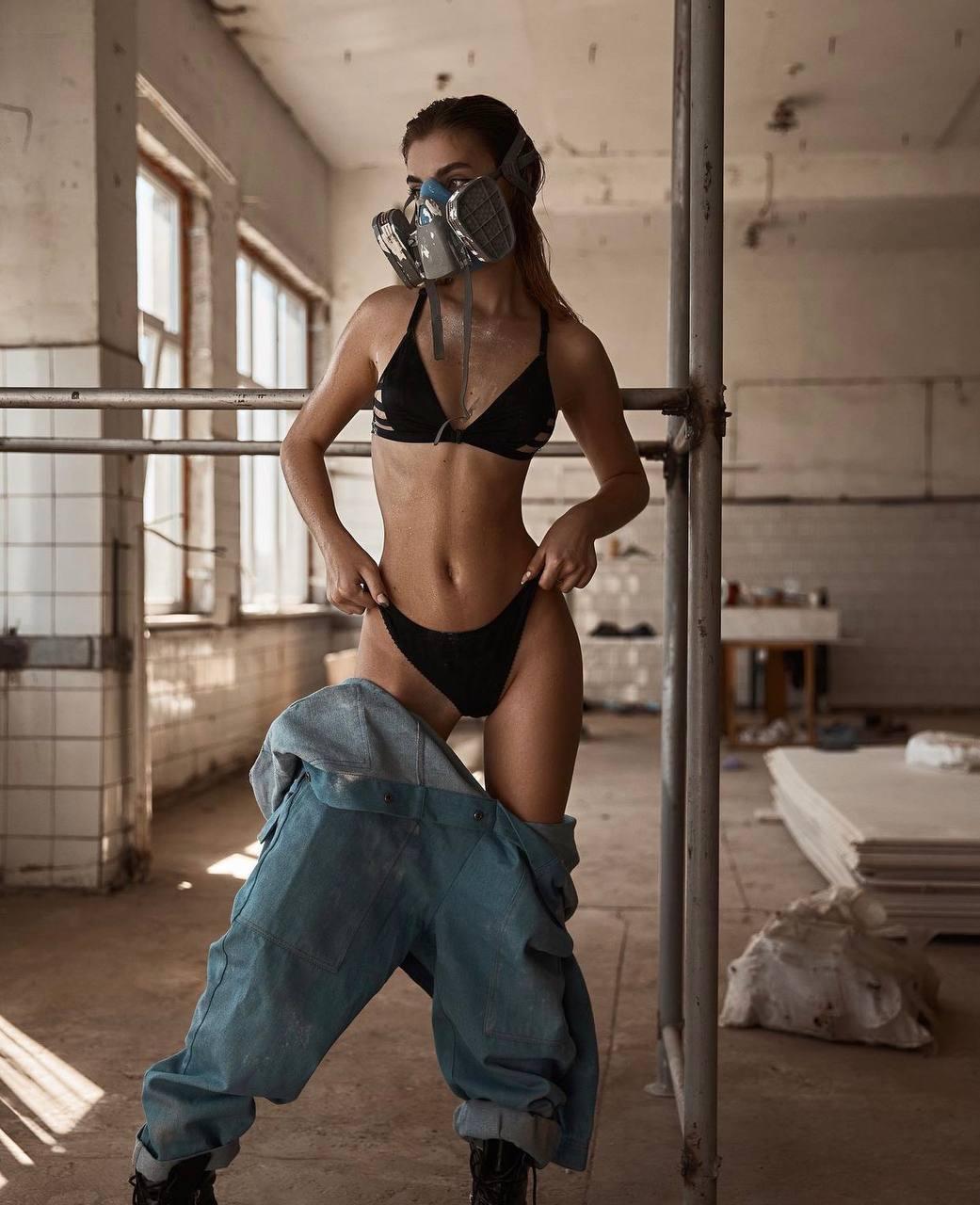 Голубоглазая красотка после школы сразу переехала на учёбу в киевский университет. Голубоглазая красотка после школы сразу переехала на учёбу в киевский университет.