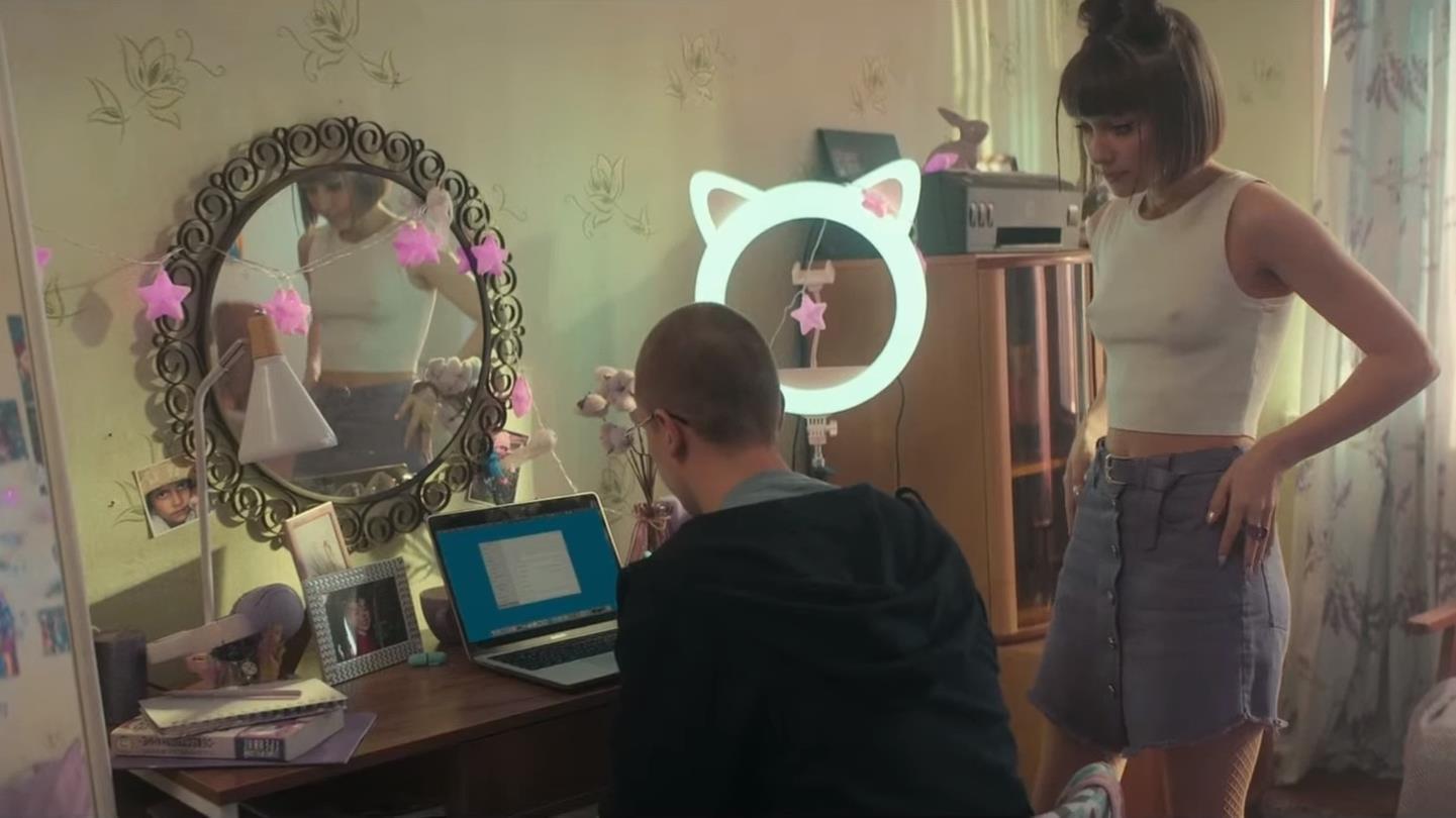 Кадр из нашумевшего сериала "На Автомате" с Ритой в роли Милены, где у неё торчит грудь из под майки. Кадр из нашумевшего сериала "На Автомате" с Ритой в роли Милены, где у неё торчит грудь из под майки.