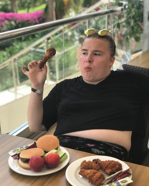 Смешная фотка "Верона" за поеданием куриной ножки. Смешная фотка "Верона" за поеданием куриной ножки.