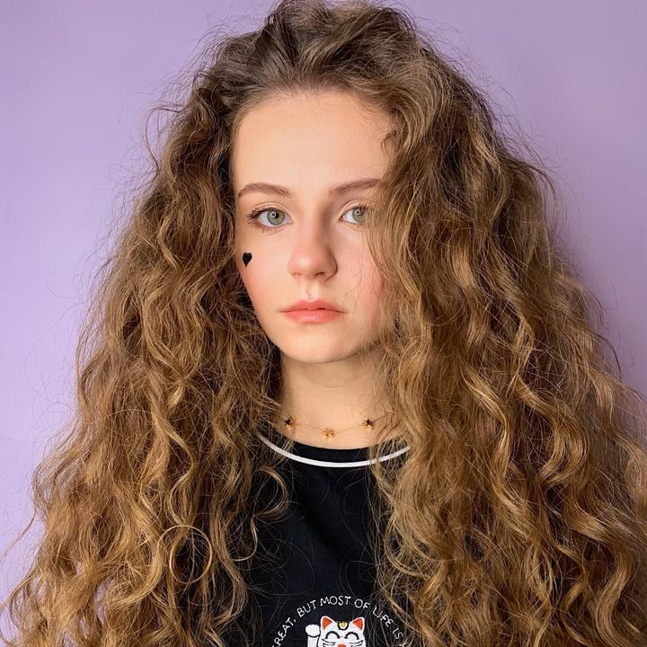 Красивые фото кудрявой слитые в сеть.