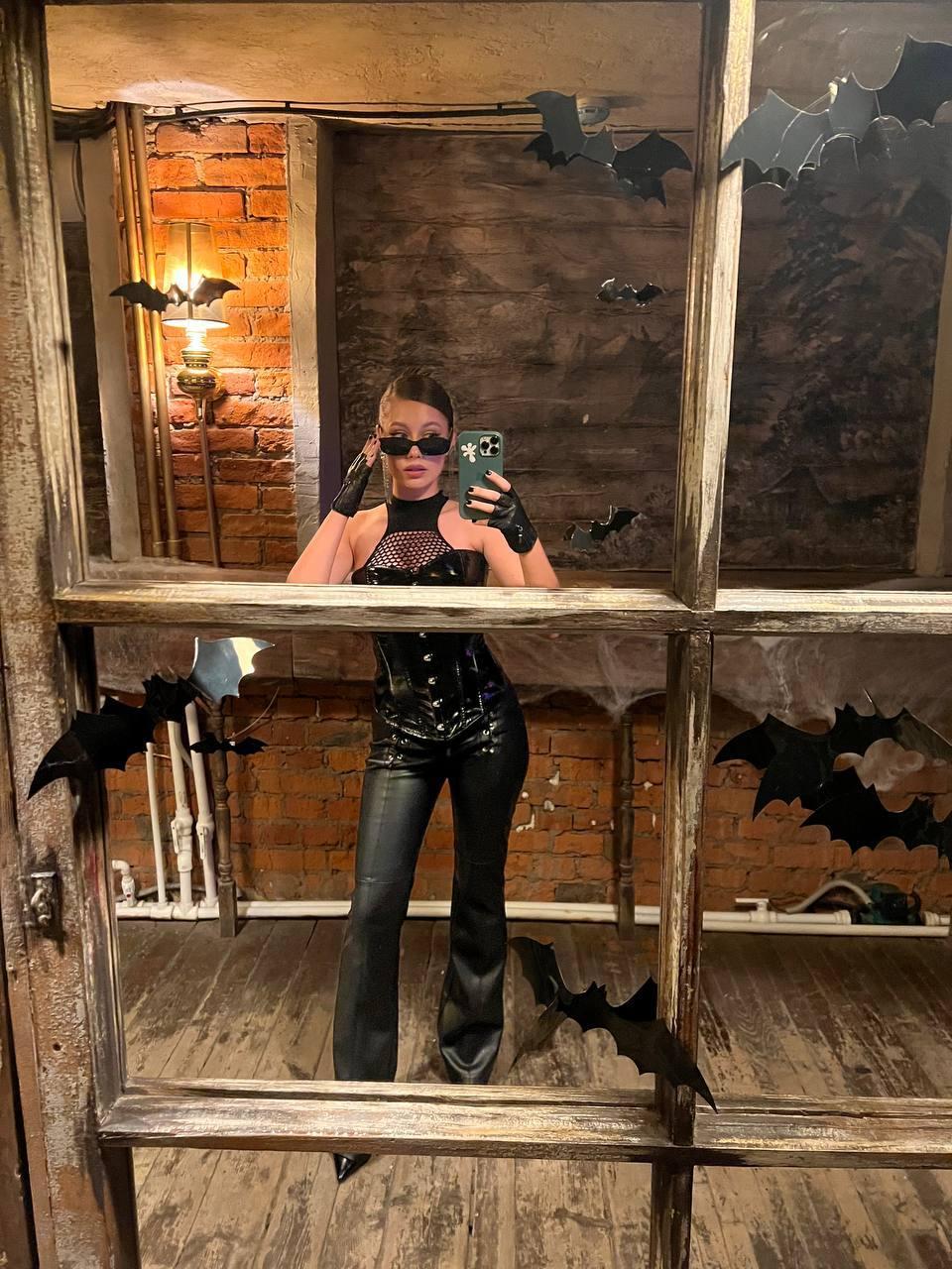 Хэллоуинские снимки MiniKarolina в обтягивающем чёрном латексном костюме. Хэллоуинские снимки MiniKarolina в обтягивающем чёрном латексном костюме.