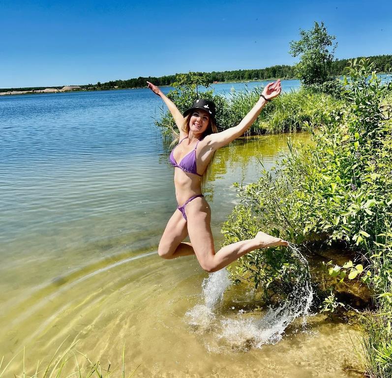 Смешной снимок с Настей Туман в прыжке в розовом бикини. Смешной снимок с Настей Туман в прыжке в розовом бикини.