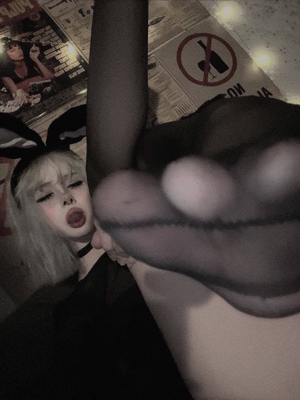 Парадокси в косплей костюме плейбой зайки показала свои ступни.