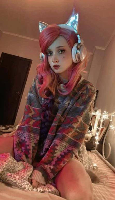 Домашний снимок "Коноха" в аниме косплей образе в кофте с "кошачьими" наушниками.