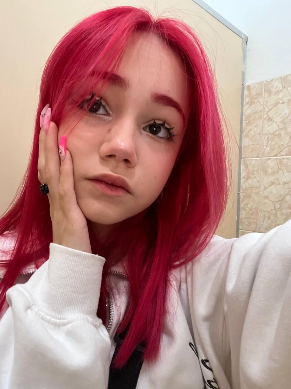 Антотка покрасила волосы в красный цвет. Антотка покрасила волосы в красный цвет.