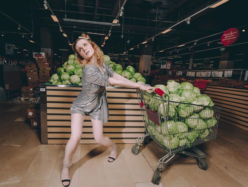 Смешная фотка Лизы из магазина с тележкой капусты. Смешная фотка Лизы из магазина с тележкой капусты.