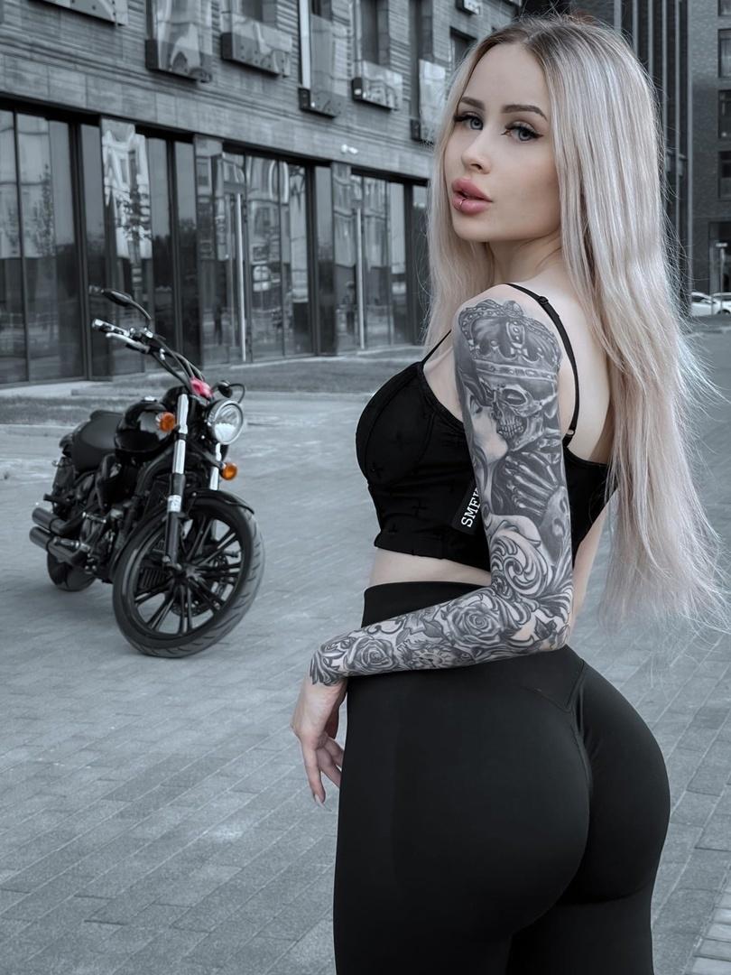 На данный момент горячие фото девушки собирают много восторженных отзывов среди эстетов.