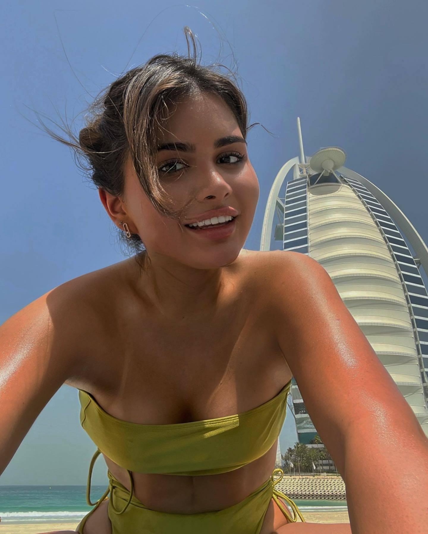 Селфи от загорелой Марьям крупным планов в купальнике. Селфи от загорелой Марьям крупным планов в купальнике.