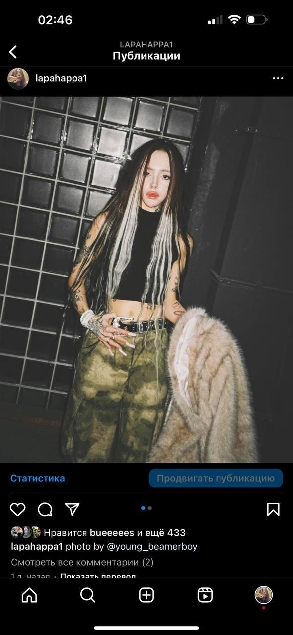 В военных штанах цвета хакки.В военных штанах цвета хакки.