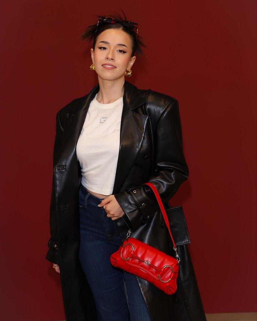 Стильный снимок Иман Анис в джинсах и с красной сумочкой. Стильный снимок Иман Анис в джинсах и с красной сумочкой.