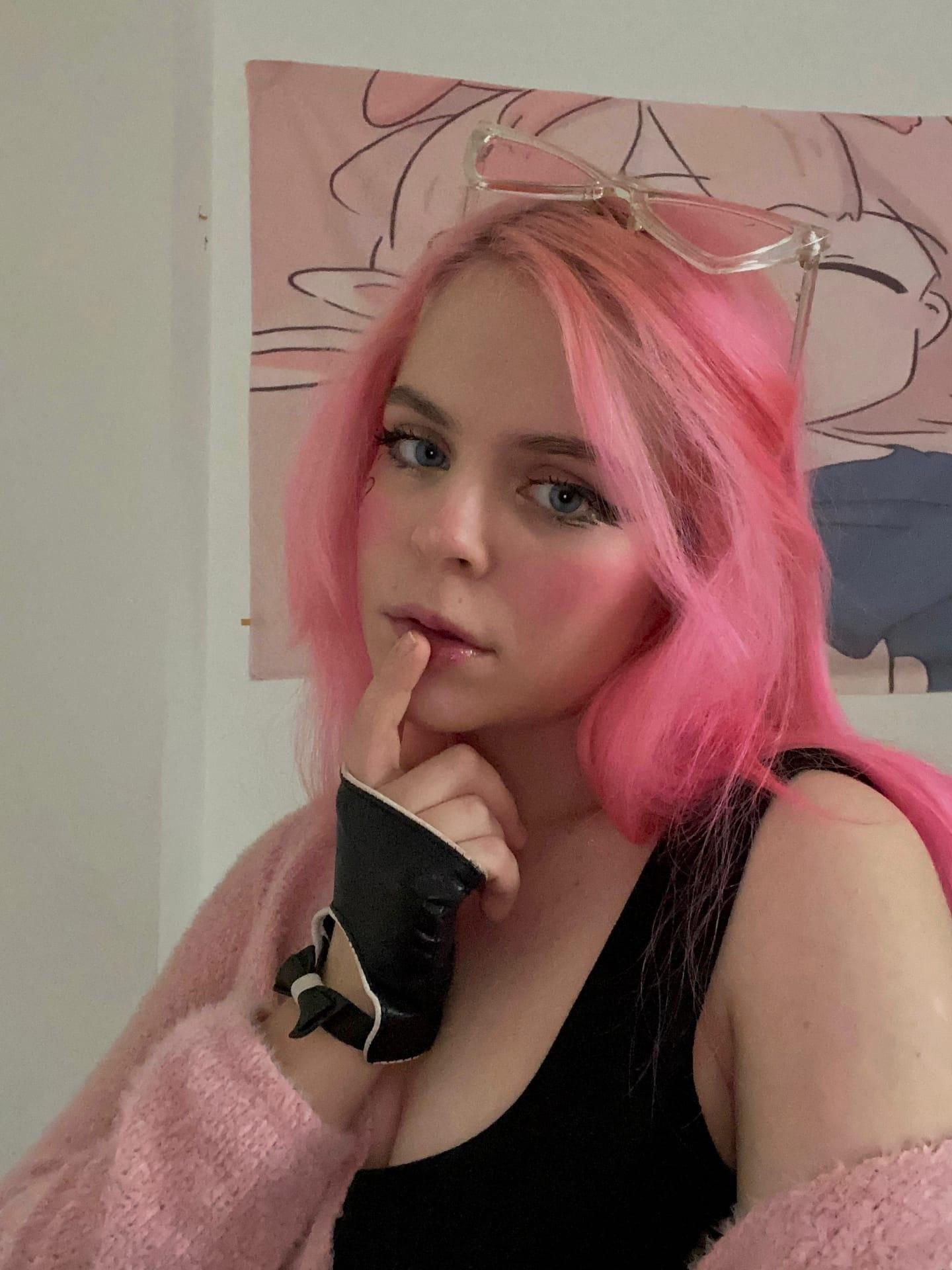 Милая звезда Тик Тока Эми Роуз. с пальцем у губ. Милая звезда Тик Тока Эми Роуз. с пальцем у губ.