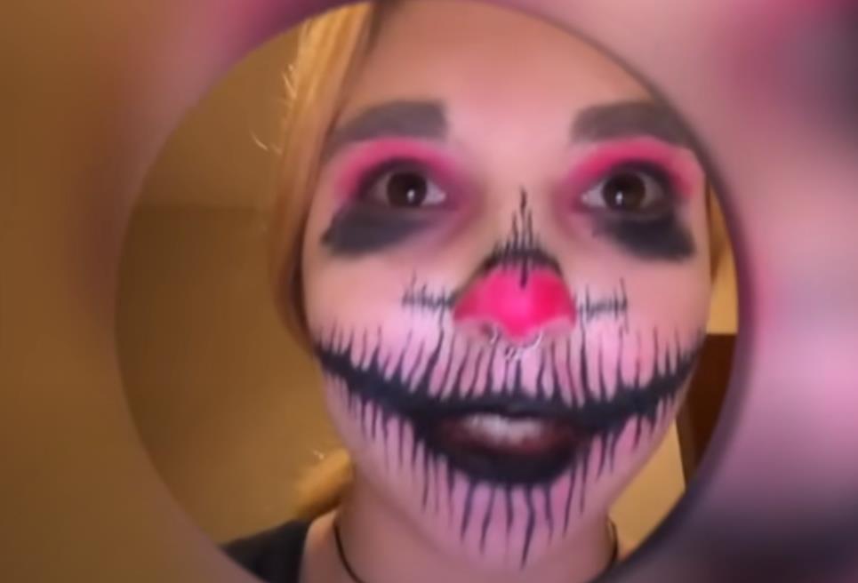 Тут заметил странный тренд на девушку которая любит есть свои прокладки, ее зовут Сплитика Тут заметил странный тренд на девушку которая любит есть свои прокладки, ее зовут Сплитика