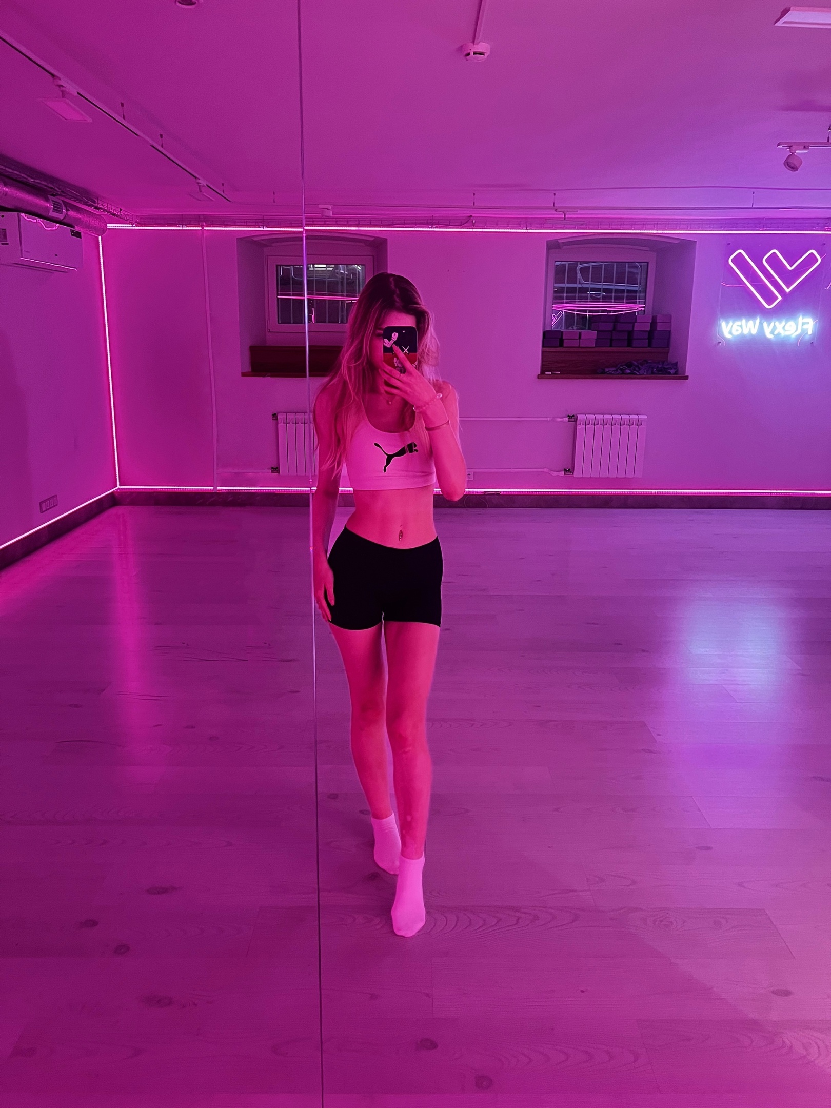 Ещё одно горячее селфи от eevochka в спорт зале, в топе и чёрных обтягивающих мини шортах.