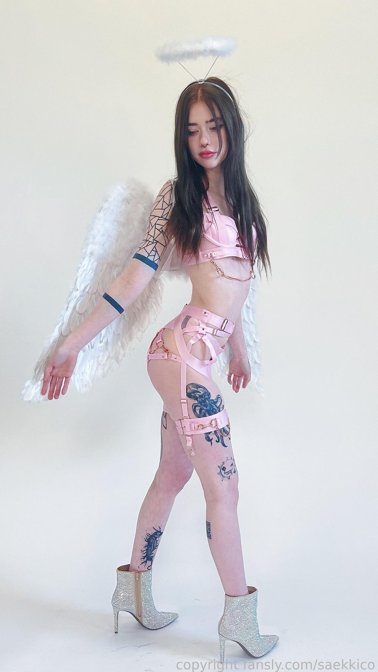 Красотка Saekkico в образе ангела и розовом белье. Красотка Saekkico в образе ангела и розовом белье.