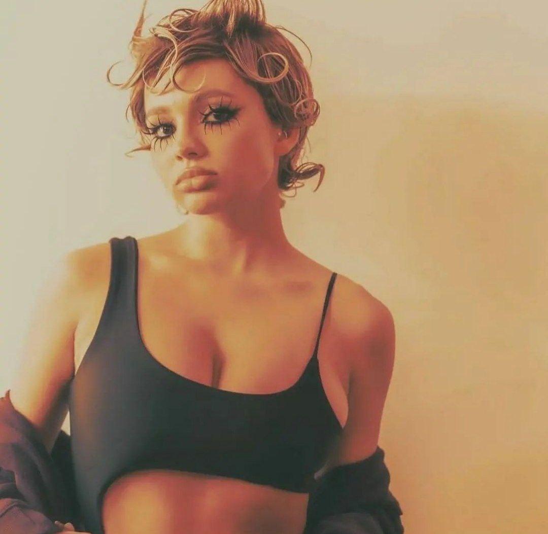 Карнавал&nbsp;была участницей шоу «Музыкалити» с ведущим Максимом Галкиным, играла главную роль в сериале «Отпуск» и даже написала книгу «Здарова, бандиты».