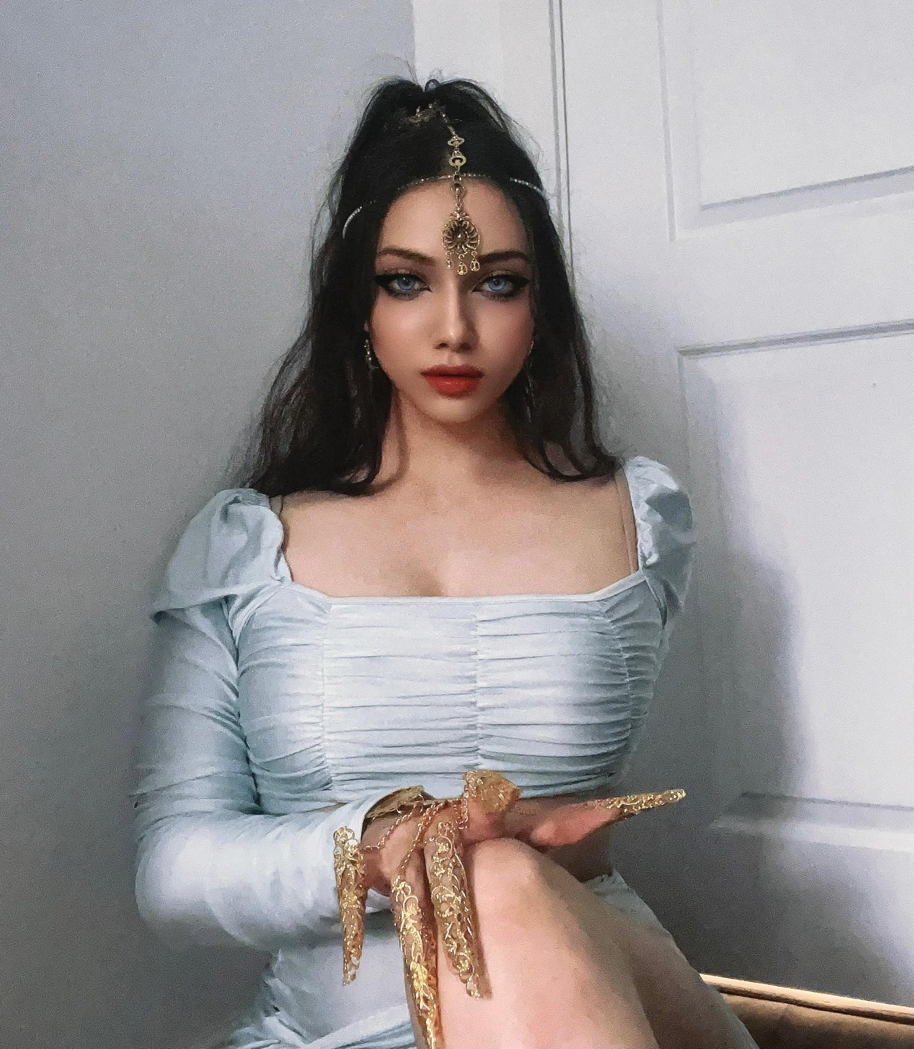 Шикарная восточная девушка evelina на косплей фотках.