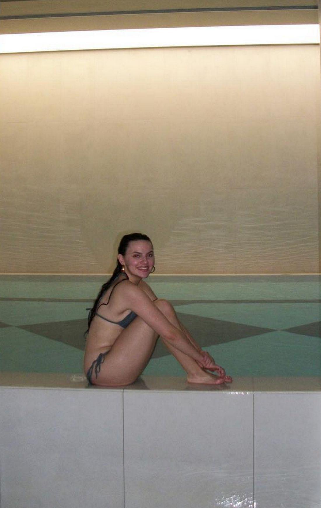 Попавшая в сеть фотка Dafne Keen у бассейна в купальнике. Попавшая в сеть фотка Dafne Keen у бассейна в купальнике.