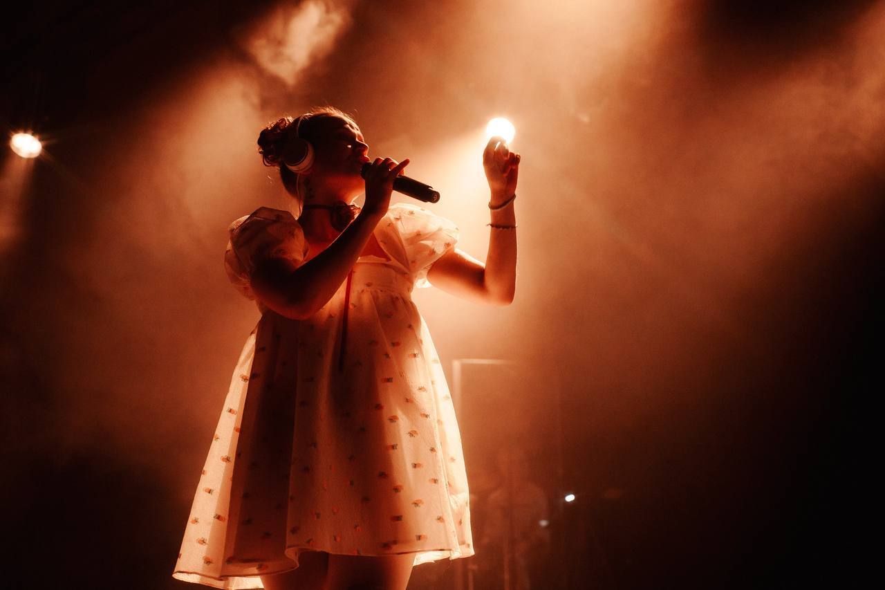 Горячая фотка Монеточки на концерте в полупрозрачном платье. Горячая фотка Монеточки на концерте в полупрозрачном платье.