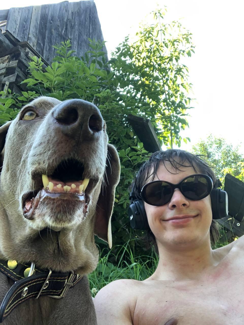 Прикольные снимки из ТГ канала m4kx1m2003, отдых летом на даче с собакой. Прикольные снимки из ТГ канала m4kx1m2003, отдых летом на даче с собакой.