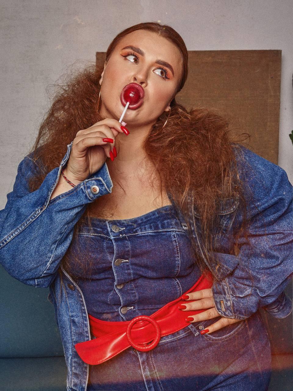 Ещё одна соблазнительная фотка "Верны" с Чупа Чупсом во рту. Ещё одна соблазнительная фотка "Верны" с Чупа Чупсом во рту.