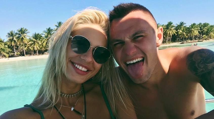 Смешное селфи футбольной пары Александра и Ани Зубковых на отдыхе. Смешное селфи футбольной пары Александра и Ани Зубковых на отдыхе.