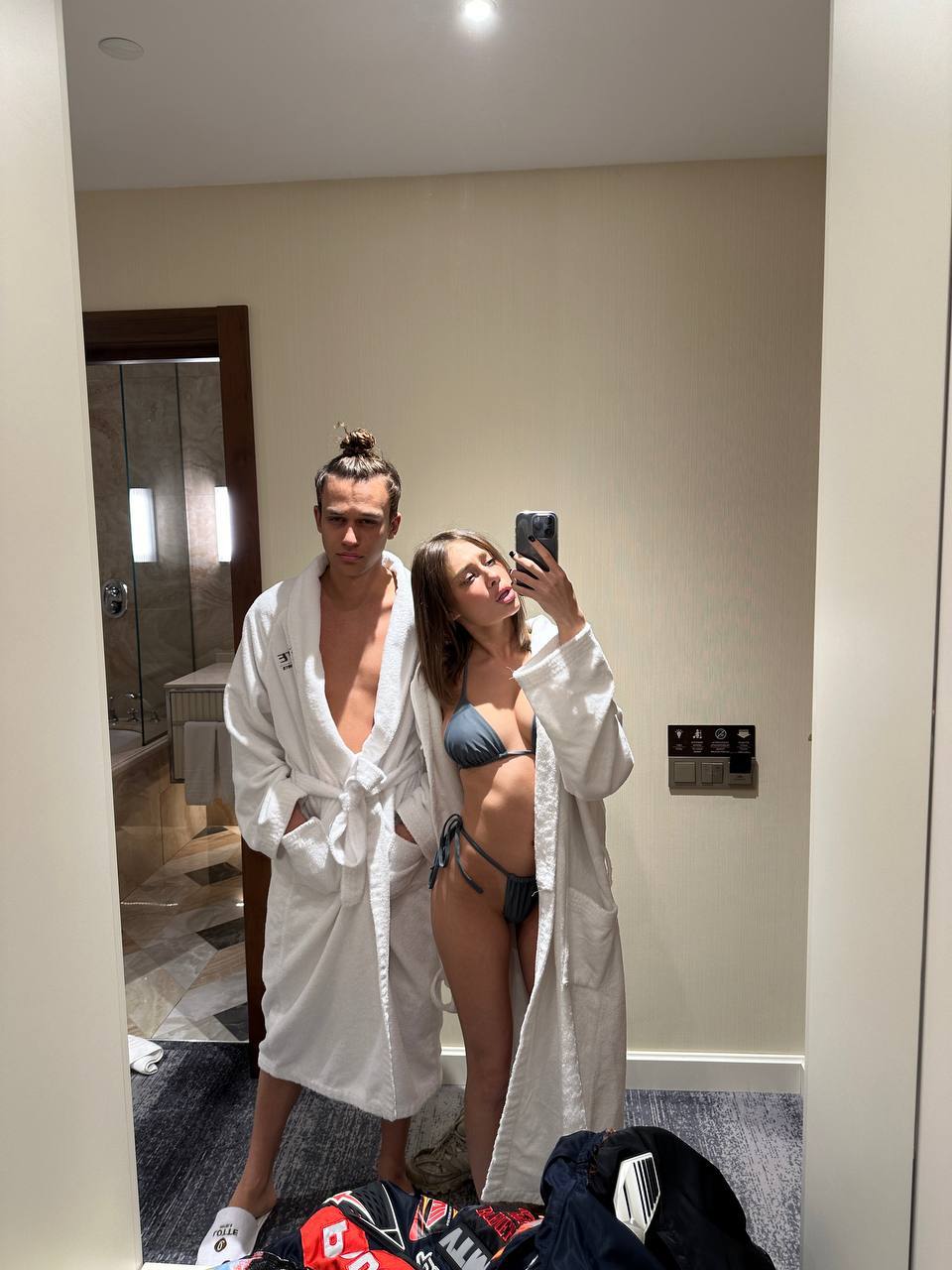 А тут Паша Сникерс и tatisize в гостиничном номере в халате и купальнике соответственно.