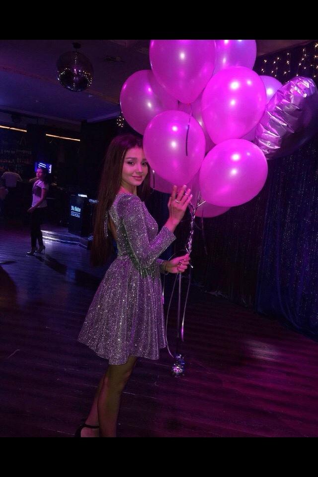 А тут Фиами с воздушными шариками в коротком серебристом платье и чулках. А тут Фиами с воздушными шариками в коротком серебристом платье и чулках.