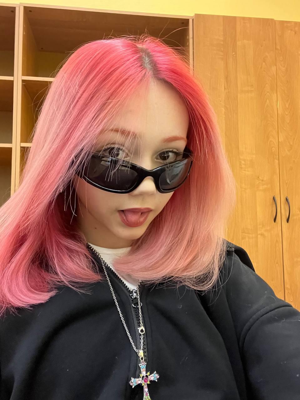 Смешное фото антотка с розовыми волосами и высунутым языком. Смешное фото антотка с розовыми волосами и высунутым языком.