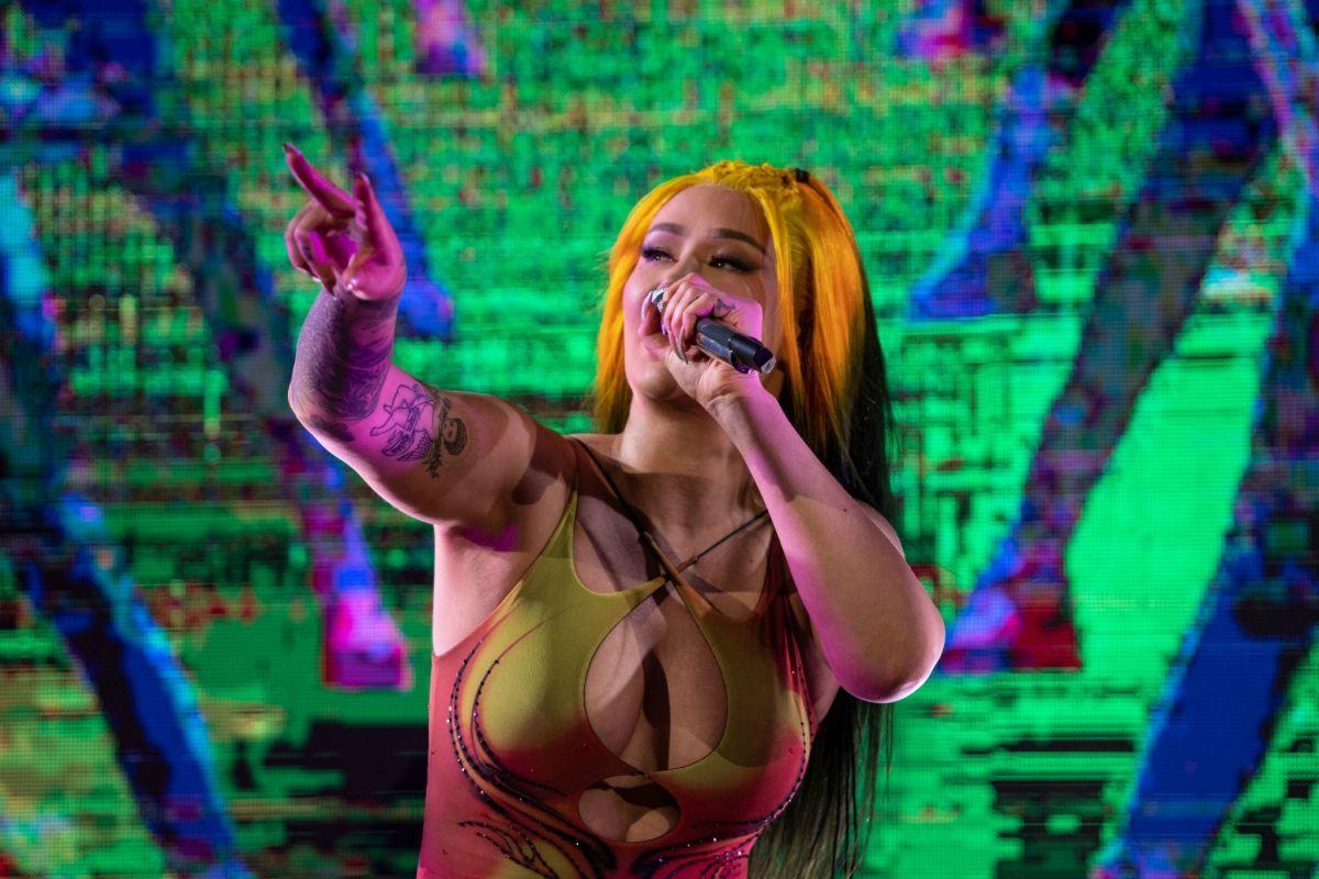 Свой вес девушка не разглашает, но пользуясь пышной грудью и попкой, с радостью зарабатывает на интимном контенте в сети.