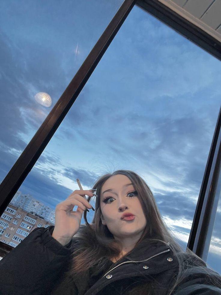 Ещё одно весёлое селфи от Даши на балконе с сигаретой в руках.