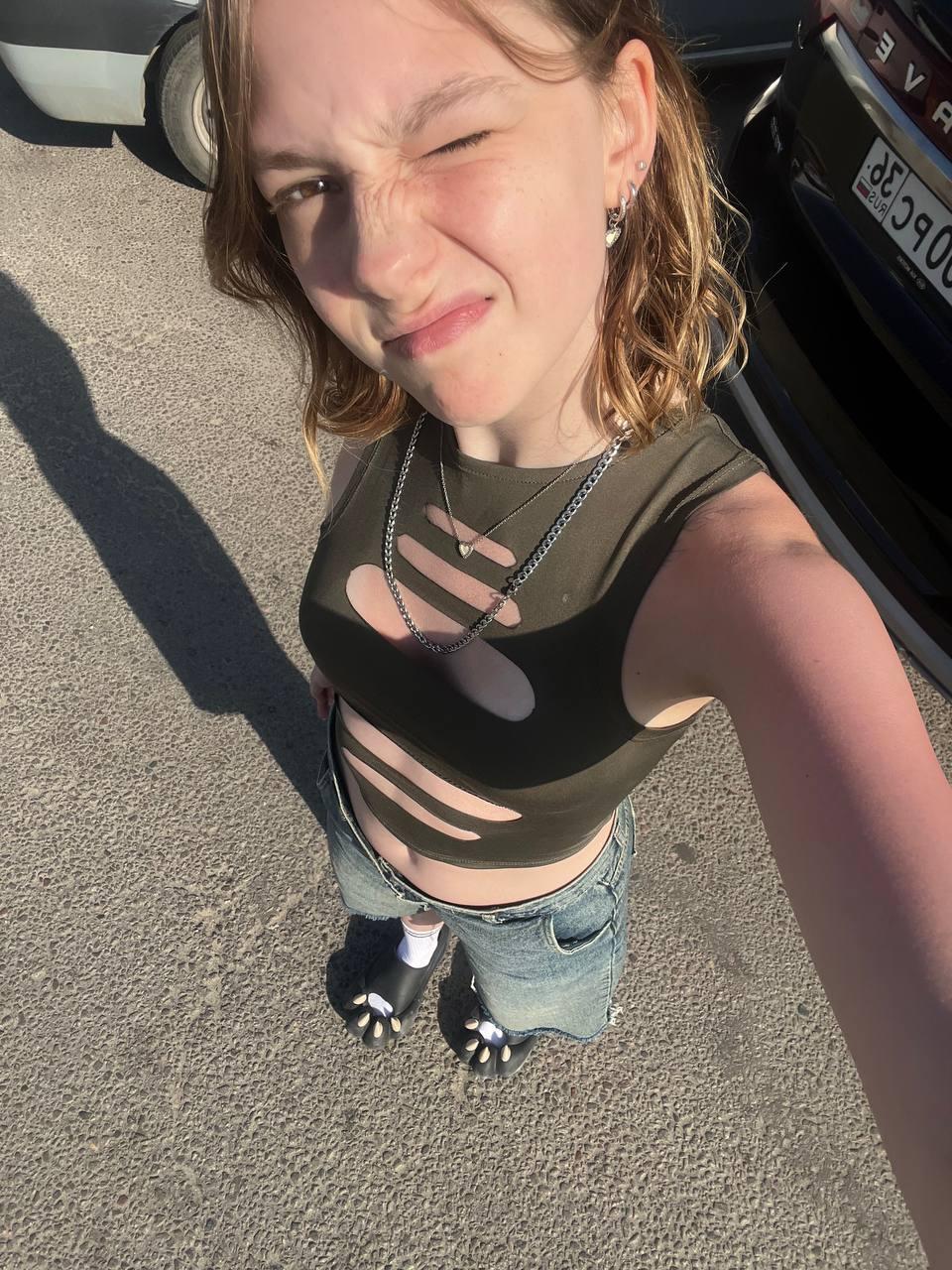 Прикольное селфи в рваной майке.