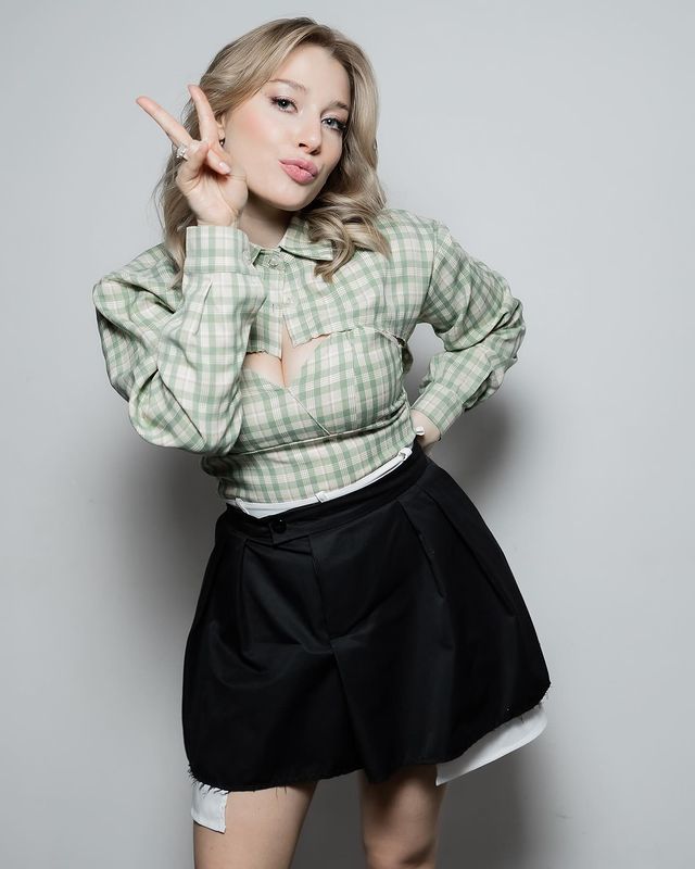 Милые снимки vyaaal для журналов в мини юбке. Милые снимки vyaaal для журналов в мини юбке.