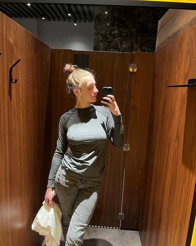 Похоже, что страсть к cskab в примерочных у попазика в крови.