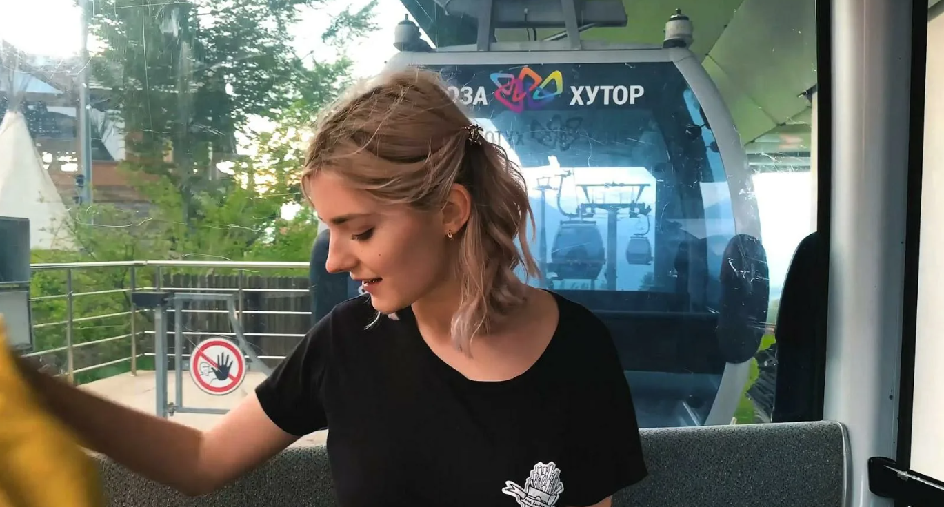 Фото Eva Elfie Gondola Lift Coed Cherry. Фото Eva Elfie Gondola Lift Coed Cherry.