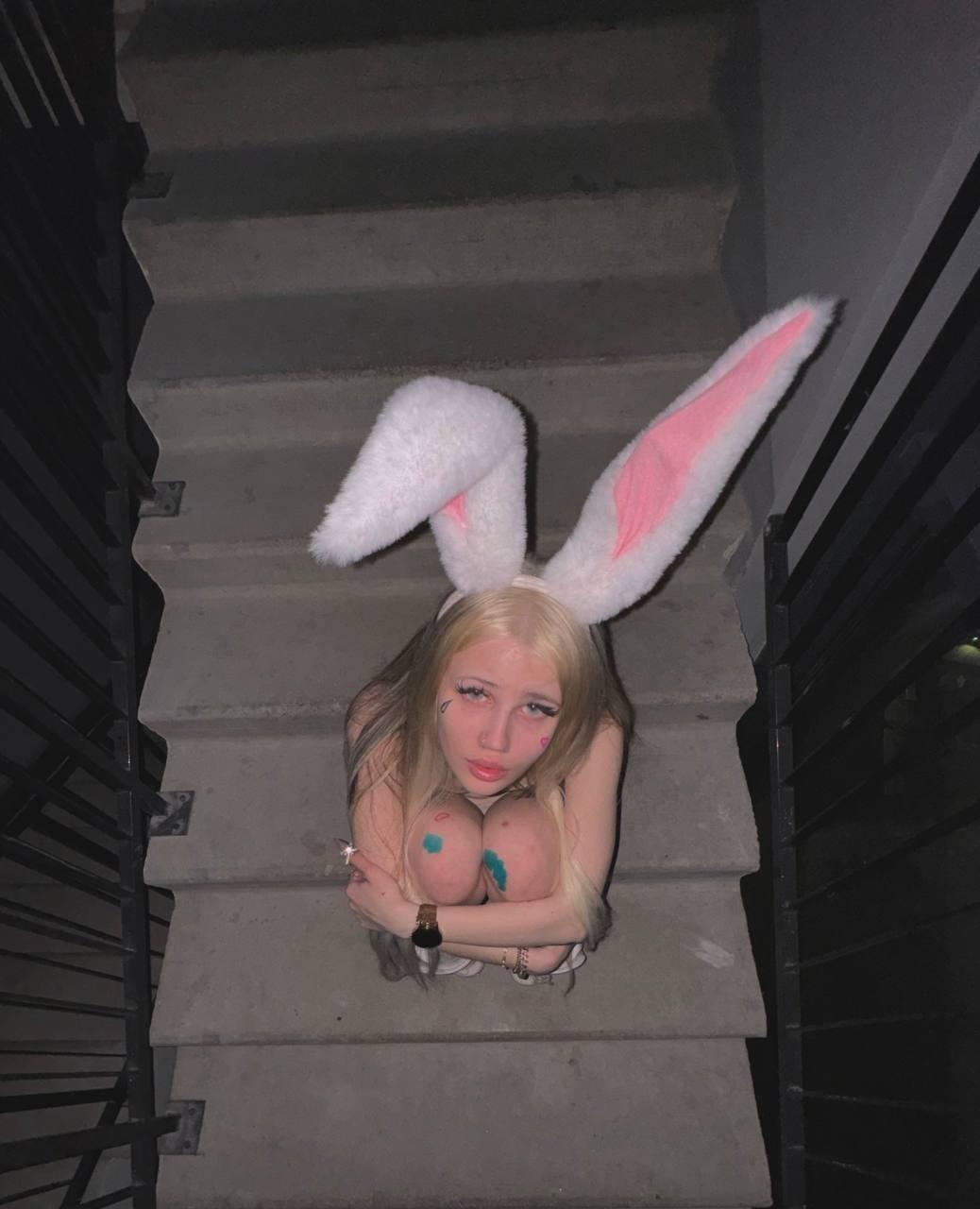 Слитое фото из nu в заячьи ушах практически голышом в подъезде. Слитое фото из nu в заячьи ушах практически голышом в подъезде.
