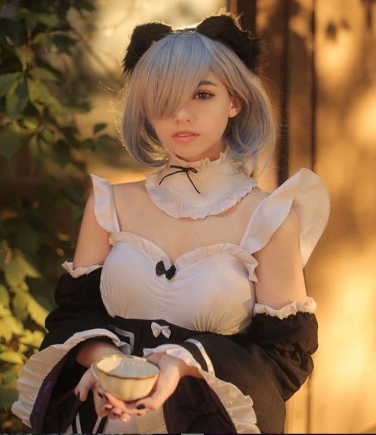 Во время прямых эфиров она разговаривает с подписчиками, показывает, чем сейчас занимается, изредка играет в японские игры.