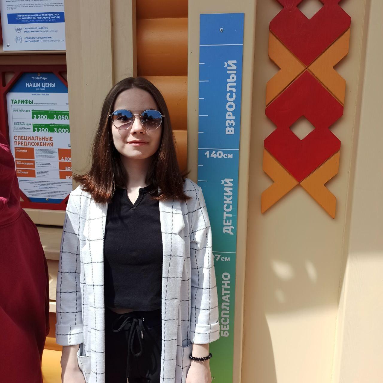 А тут девушка решила измерить свой рост и получается, что она уже взрослая.