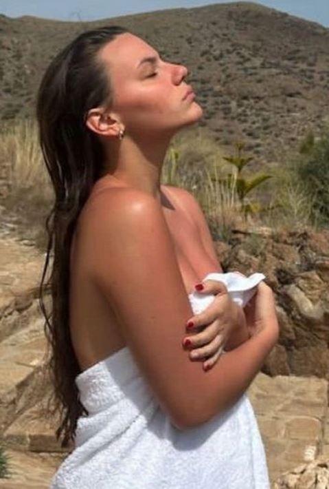 Полуобнажённая Кин греется на солнышке прикрывшись белым полотенцем. Полуобнажённая Кин греется на солнышке прикрывшись белым полотенцем.