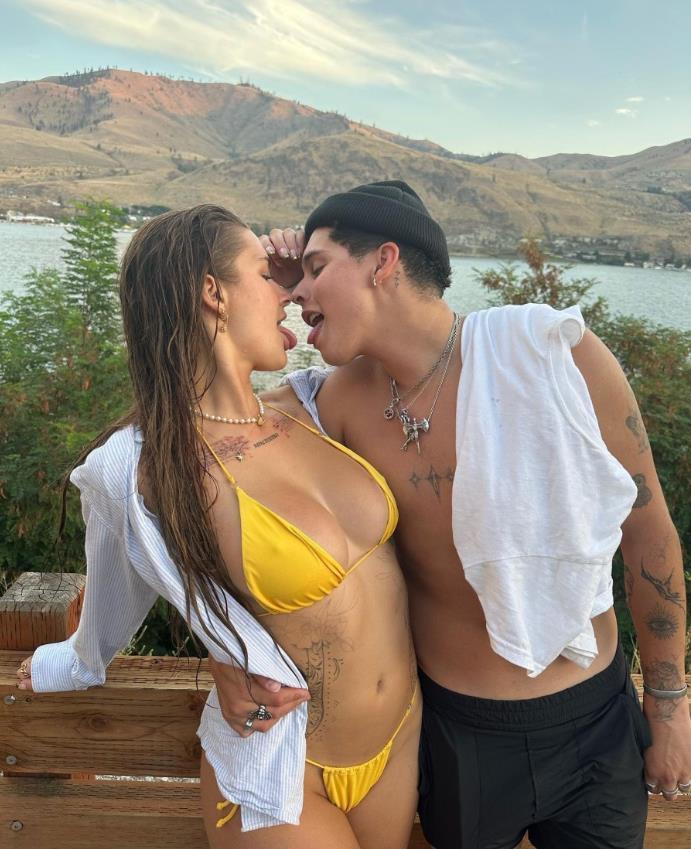 Откровенный снимок поцелуя Ариель Данилюк в жёлтом бикини с парнем.