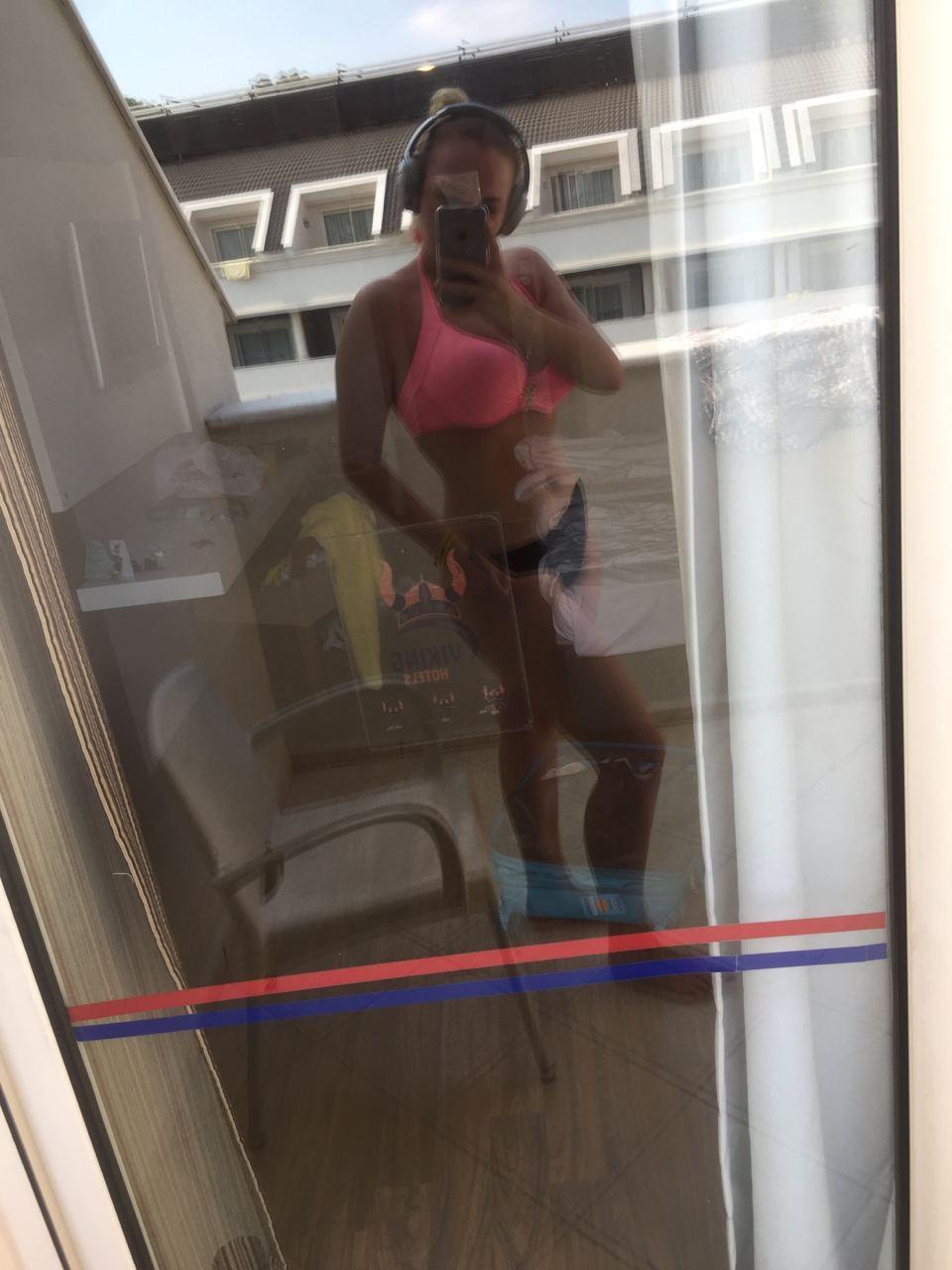 Слитое в сеть селфи с sindi в нижнем белье.