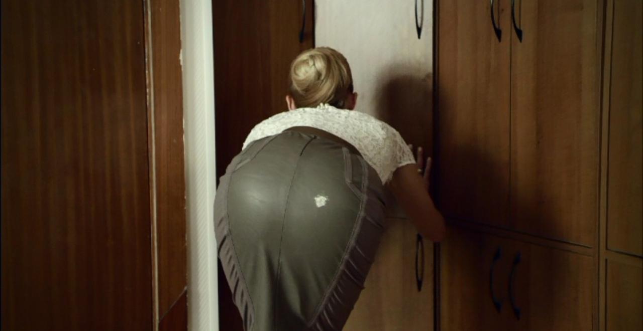 Кадры из сериала, вид сзади, тут Настя, показала всем свои накаченные ягодицы.