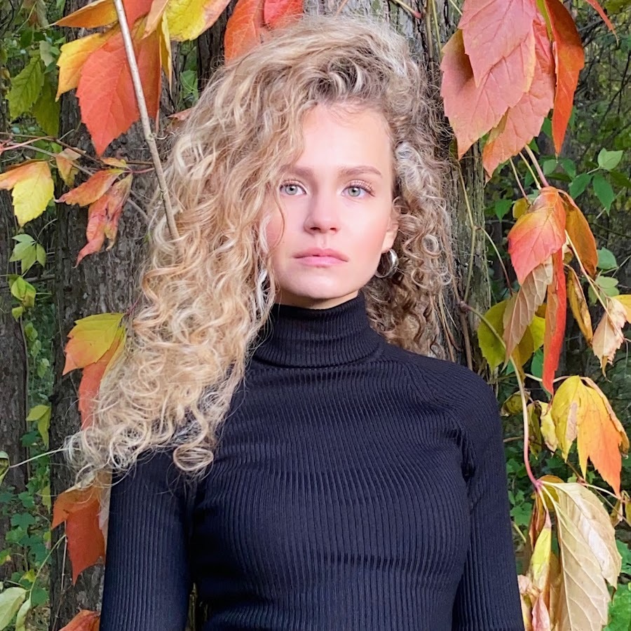 Осенние фото Печориной на фоне листьев.