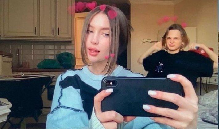 Девушка Скали Милано показывает своё нижнее бельё Девушка Скали Милано показывает своё нижнее бельё